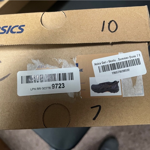 Like New - ASICS GEL-Venture 9 Women's Trail Running - Summer Dune - Size 7 - Picture 2 of 5